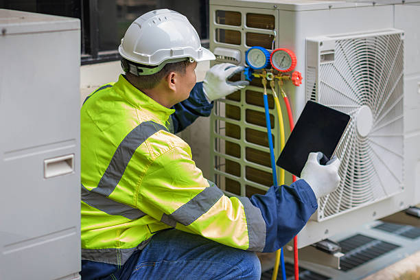 Professional Hvac technician working in Florahome, FL